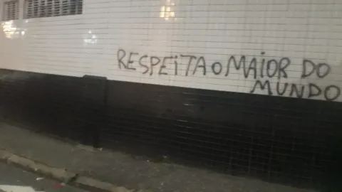 Vila Belmiro é pichada após goleada sofrida pelo Santos