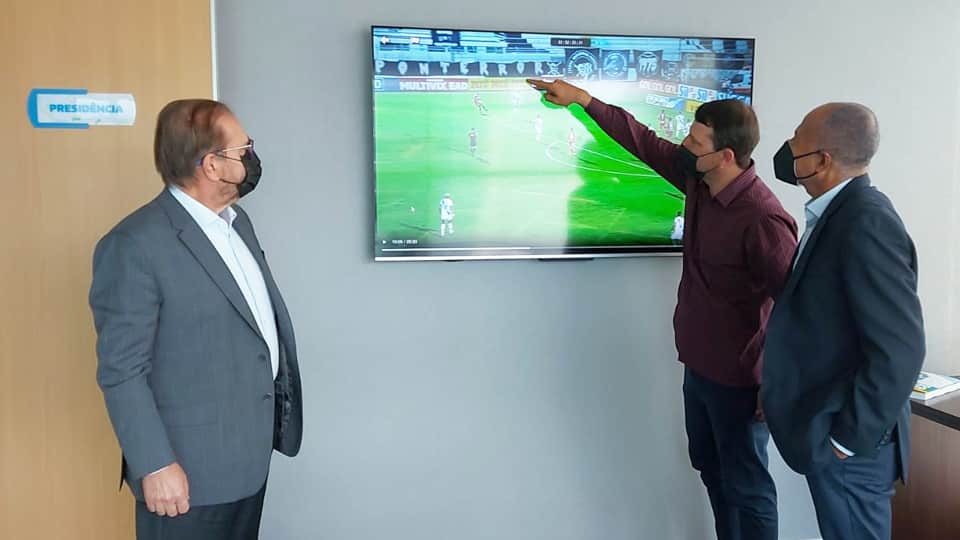 Ti&atilde;ozinho acompanhado por presidente da FPF oficializa protesto contra a arbitragem em partida diante do Vila Nova