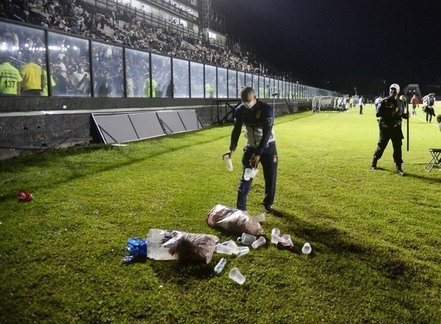 Torcida protesta ap&oacute;s derrota para CSA, e objetos s&atilde;o arremessados em campo