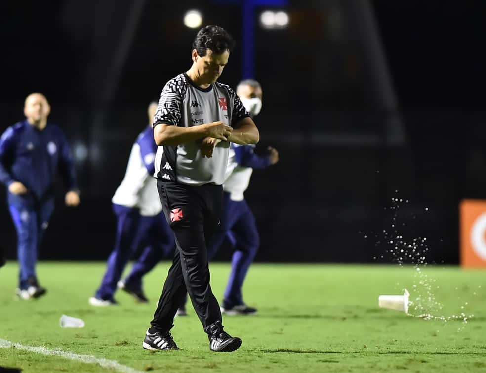 Fernando Diniz pede desculpas para torcida: &ldquo;N&atilde;o tinha o direito de frustrar nosso torcedor&rdquo;