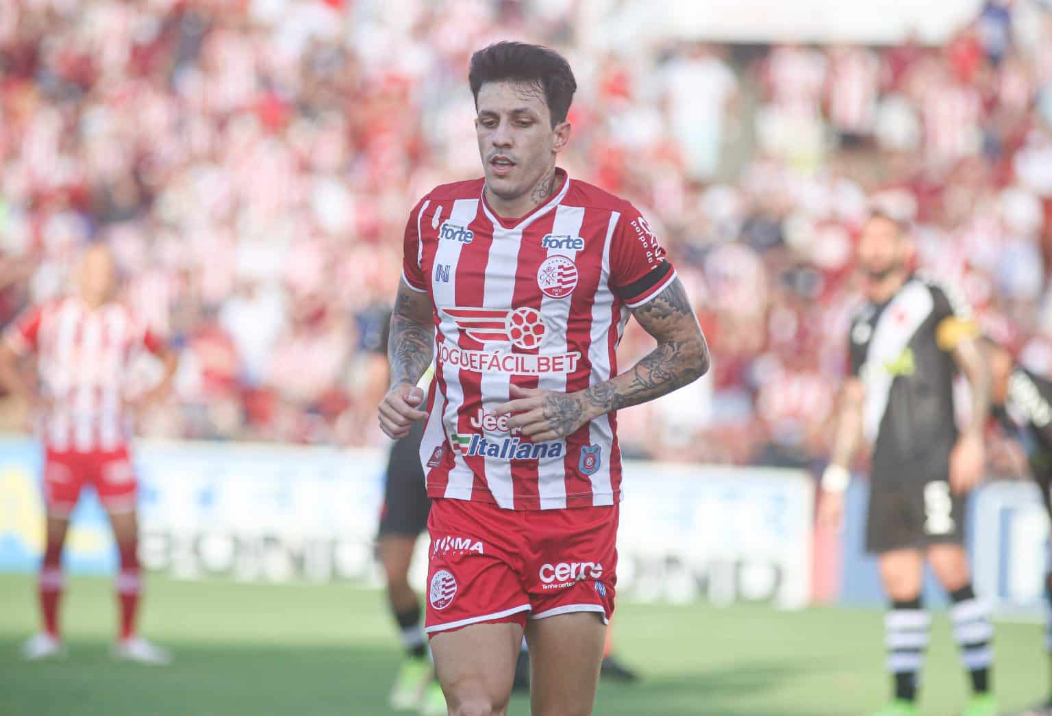 Artilheiro do N&aacute;utico, Jean Carlos &eacute; eleito o craque do jogo contra o Vasco e comemora seu 100&ordm; jogo com a camisa alvirrubra