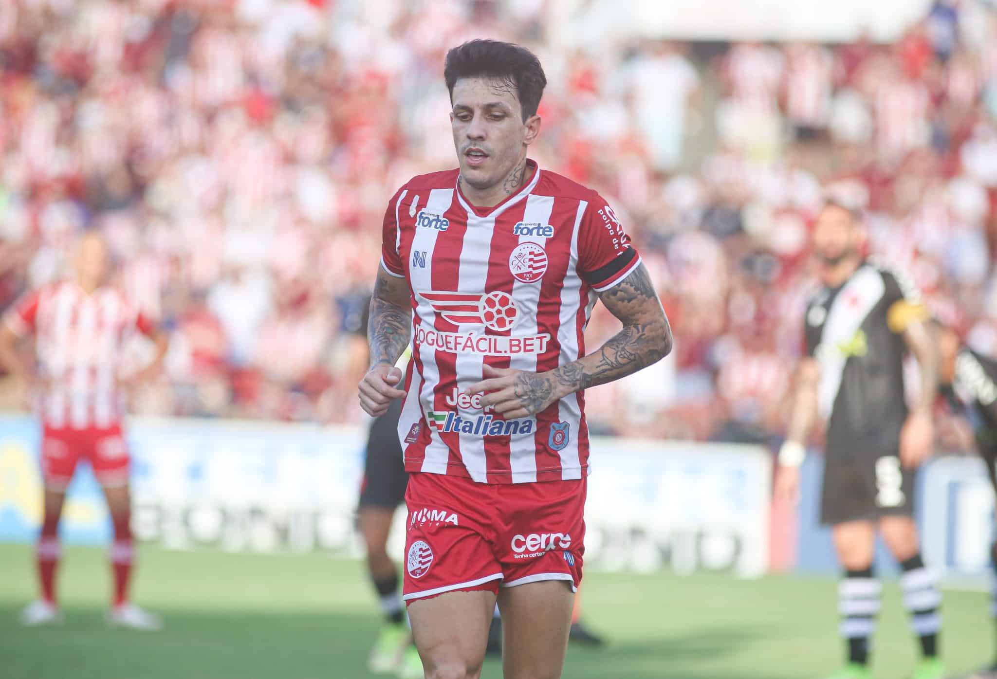 Artilheiro do N&aacute;utico, Jean Carlos &eacute; eleito o craque do jogo contra o Vasco e comemora seu 100&ordm; jogo com a camisa alvirrubra