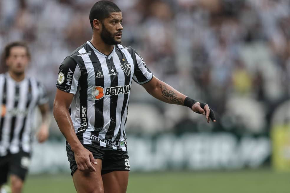 Hulk nos bra&ccedil;os do povo: &ldquo;&Eacute; uma torcida especial&rdquo;