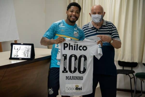 Marinho recebe homenagem por 100 jogos pelo Santos