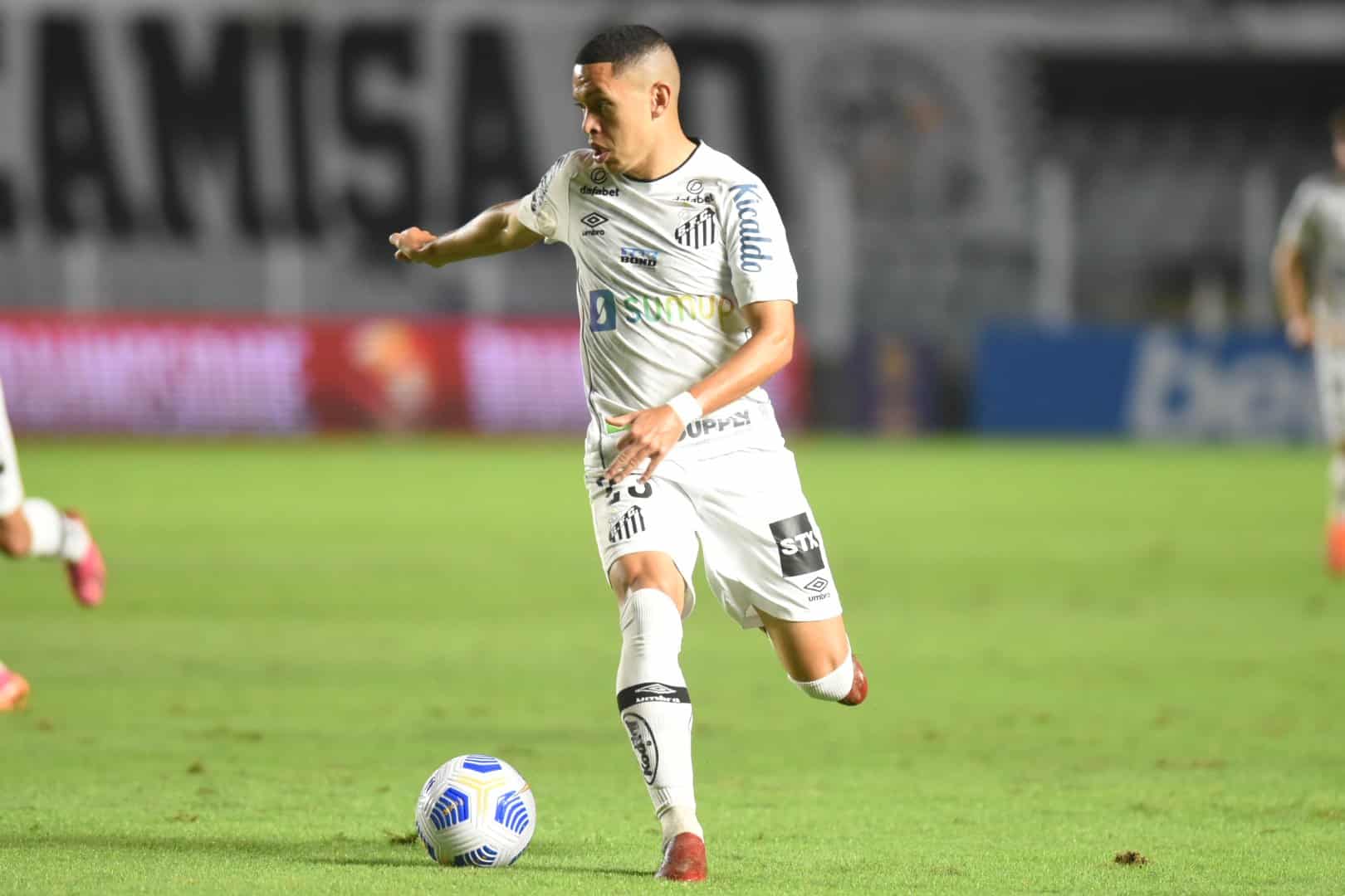 Marcos Guilherme cai de rendimento e completa 19 jogos sem marcar