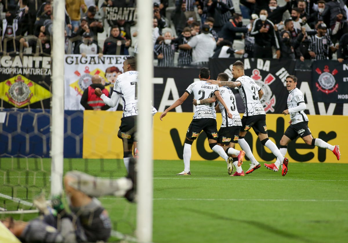 Sylvinho elogia atua&ccedil;&atilde;o do Corinthians e comemora volta da torcida: &ldquo;Precisei me controlar&rdquo;