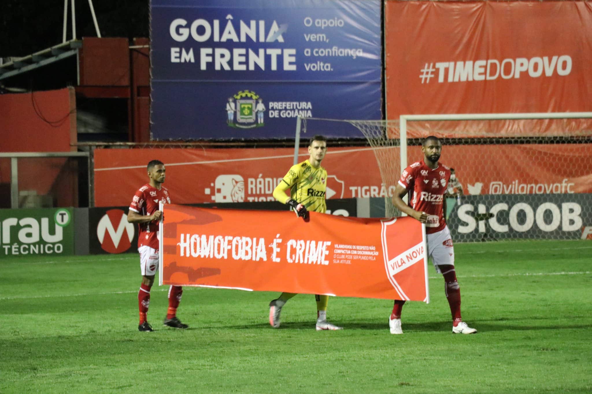 Vila Nova refor&ccedil;a companha contra racismo e homofobia