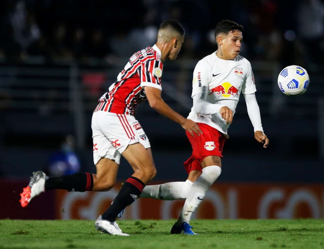 Red Bull Bragantino vence e encosta no G-4