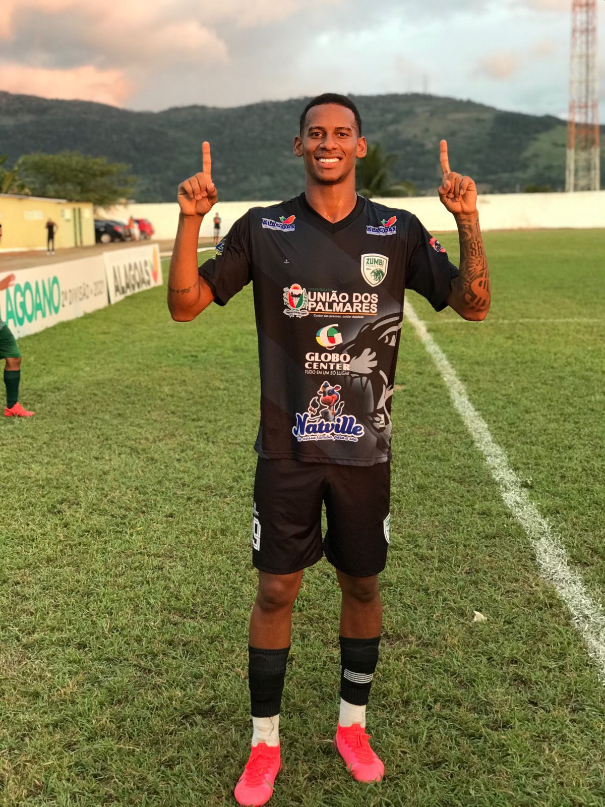 Atacante Marc&atilde;o celebra gol e assist&ecirc;ncia que resultou no triunfo