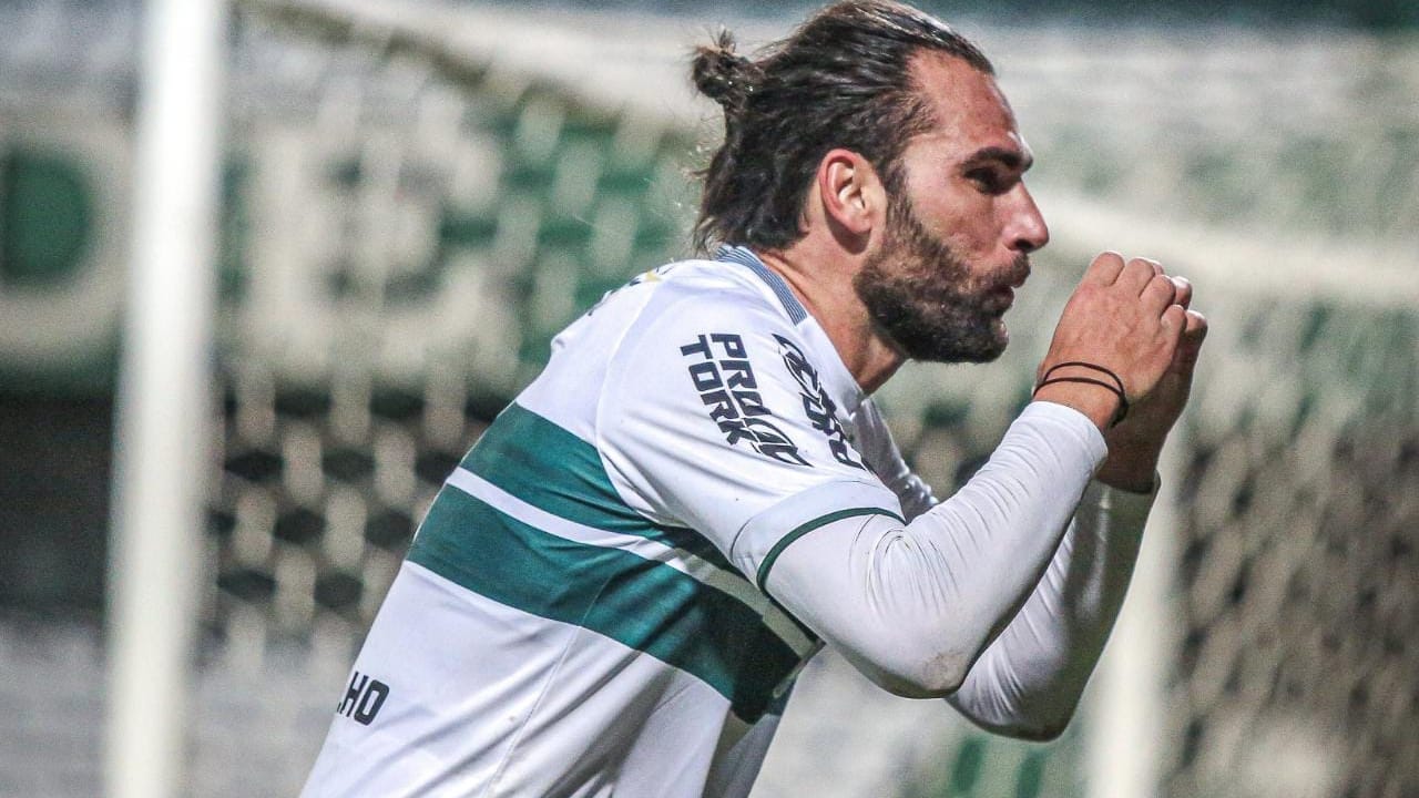 Léo Gamalho quebra jejum em derrota do Coritiba