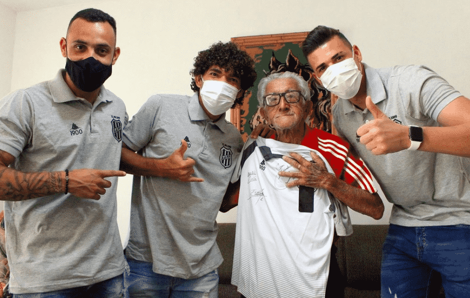 Torcedor da Ponte Preta de 99 anos recebe em sua casa Ivan, Moisés e Camilo