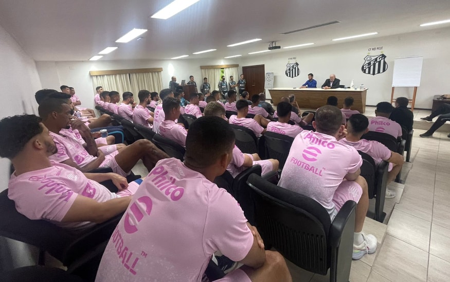 Edu Dracena &eacute; apresentado oficialmente aos jogadores do Santos