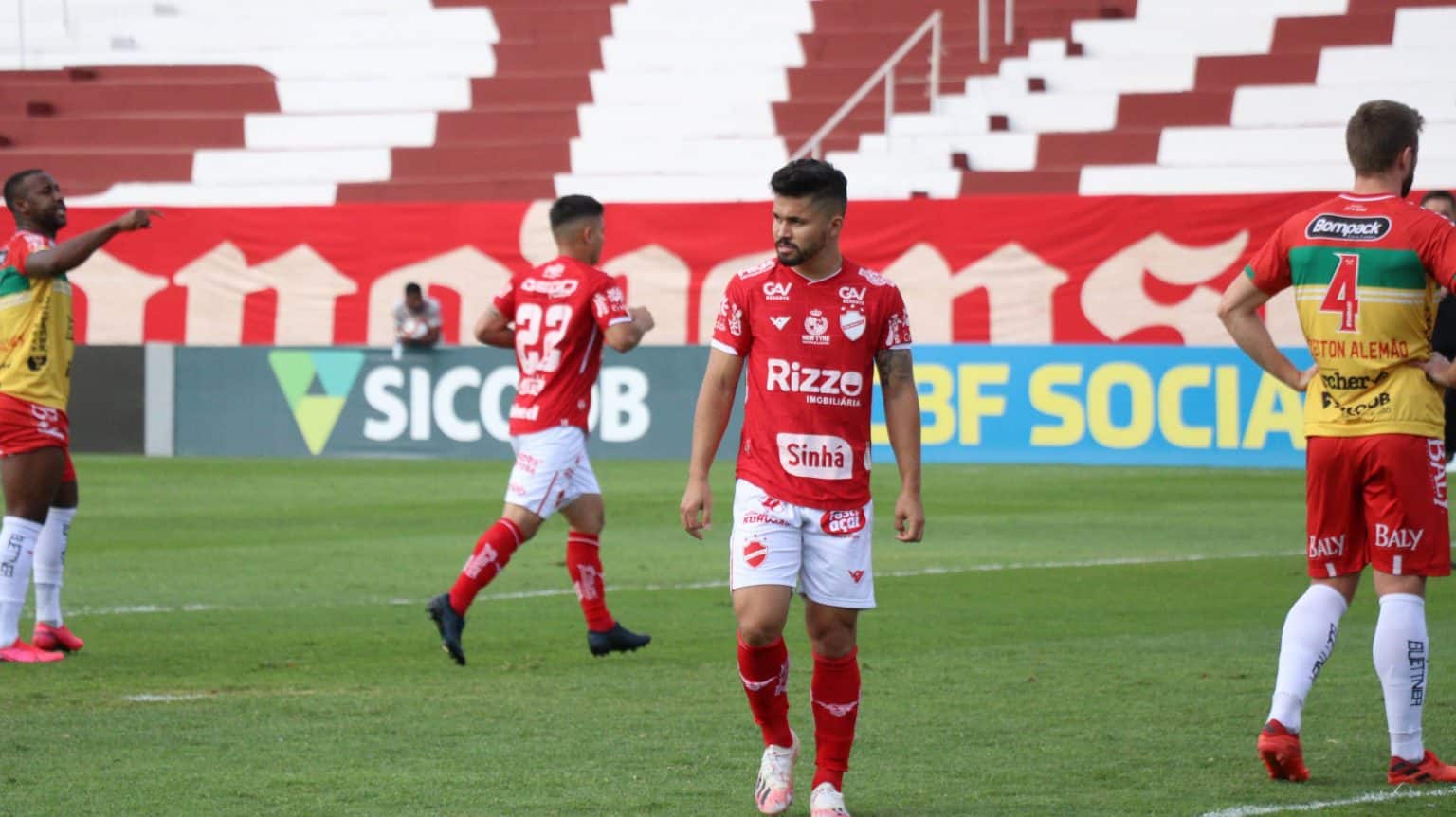 Atacante do Vila Nova exalta apoio da torcida: “vem fazendo a diferença”