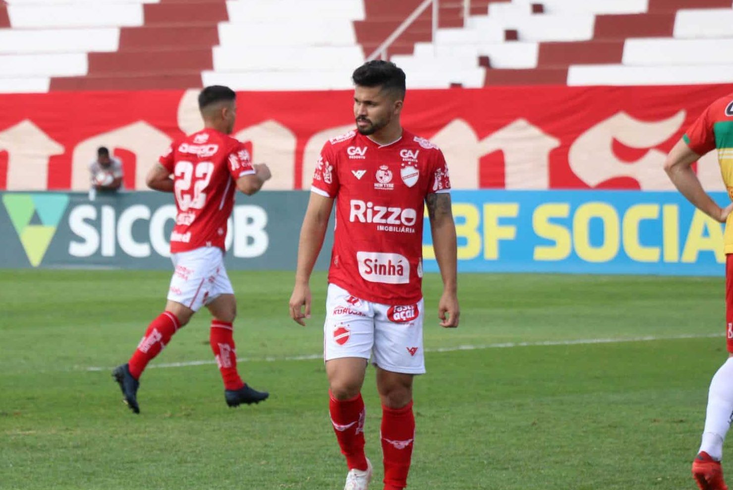 Atacante do Vila Nova exalta apoio da torcida: &ldquo;vem fazendo a diferen&ccedil;a&rdquo;