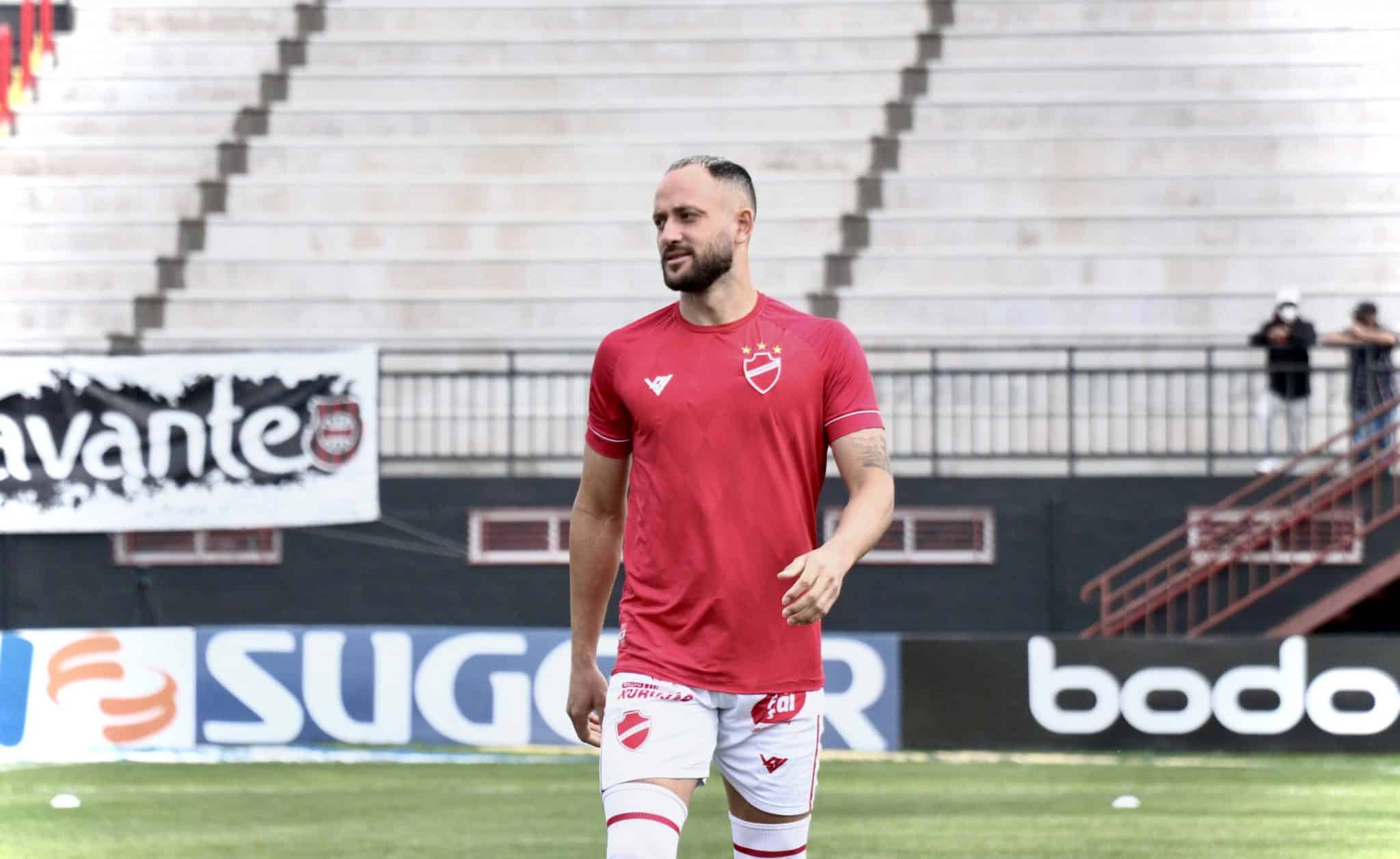 Diego Tavares destaca rea&ccedil;&atilde;o do Vila Nova na S&eacute;rie B: &ldquo;crescente muito grande&rdquo;