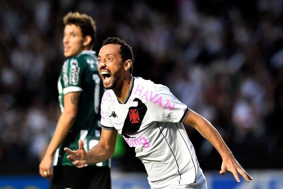 Nen&ecirc; comemora vit&oacute;ria e apoio da torcida em S&atilde;o Janu&aacute;rio
