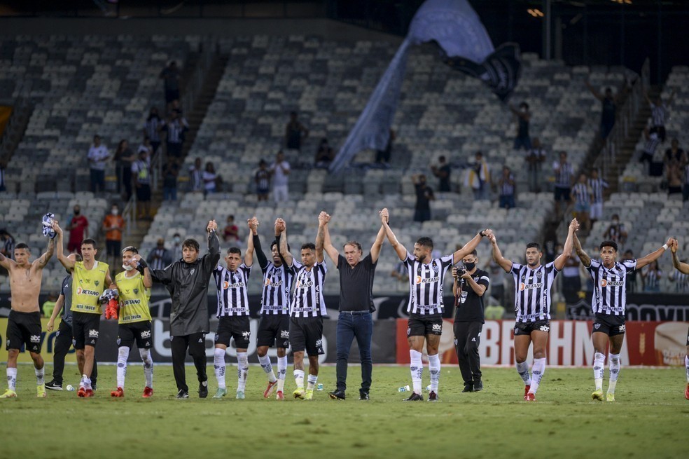 Cuca comemora vit&oacute;ria nos momentos finais: &ldquo;Tira peso enorme das costas&rdquo;