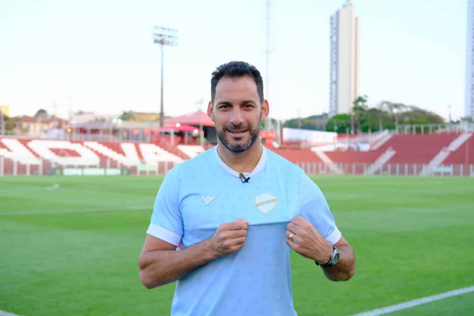 Frontini agradece homenagem do Vila Nova: “sou feliz por ter jogado aqui”