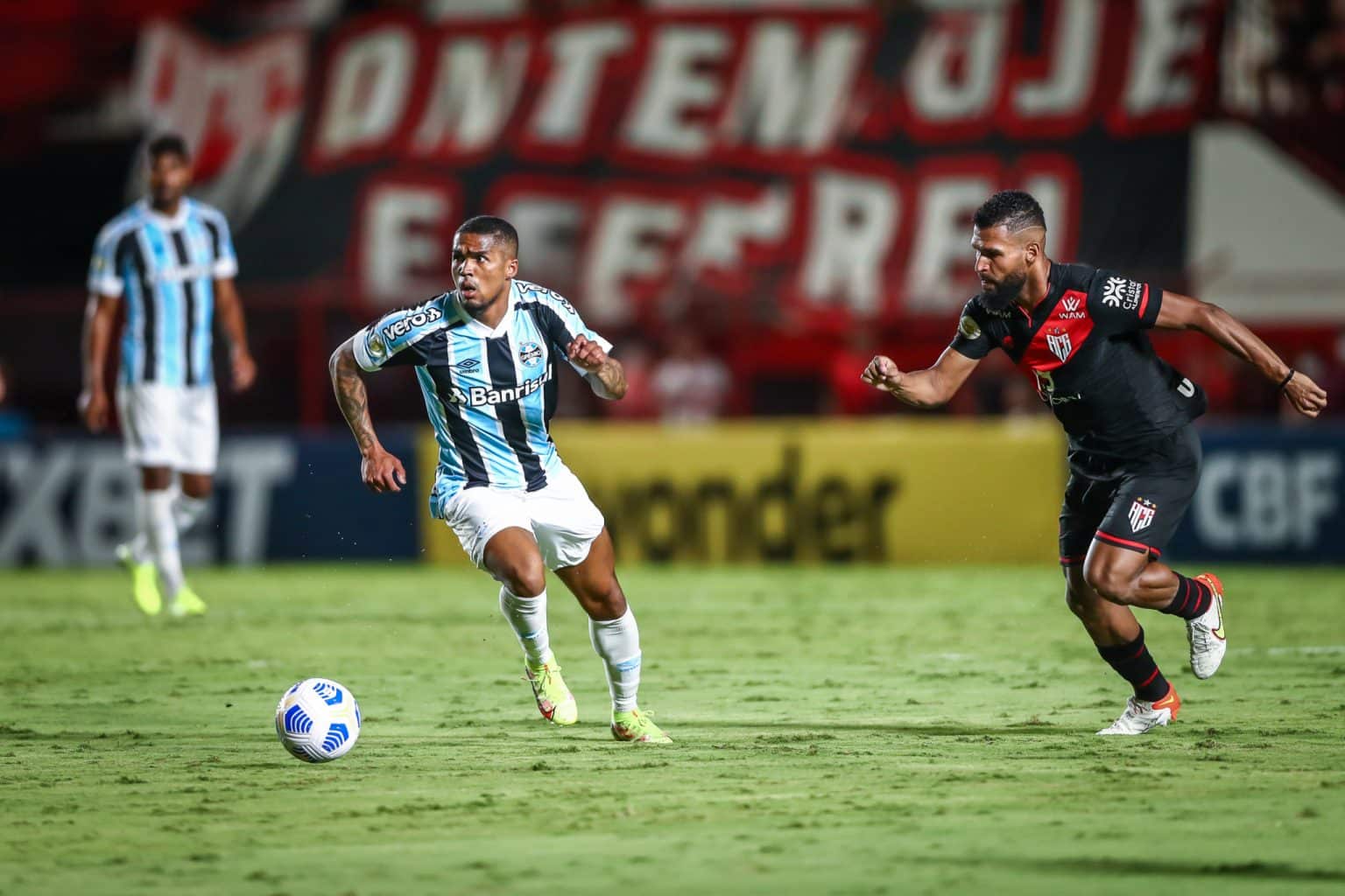 Gr&ecirc;mio sofre derrota e continua no Z4