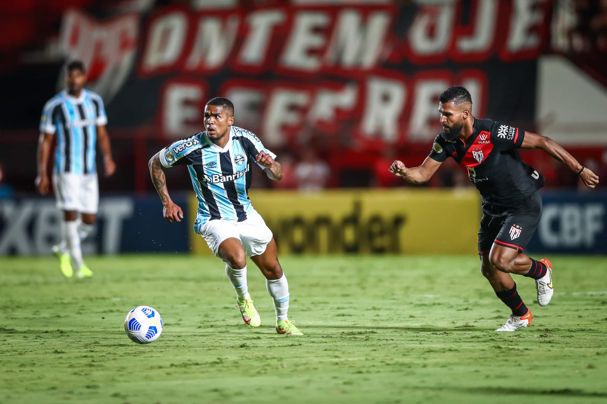Gr&ecirc;mio sofre derrota e continua no Z4