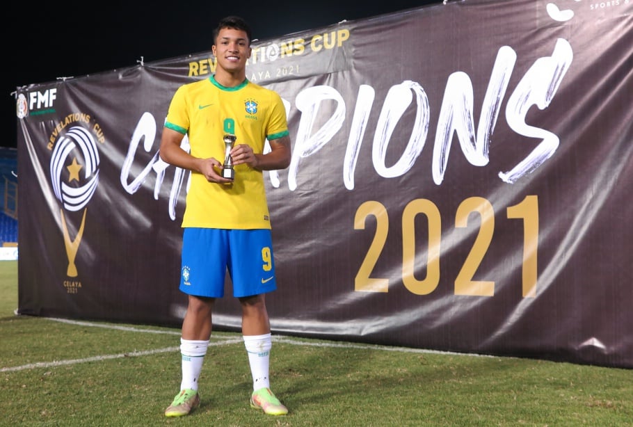 Marcos Leonardo recebe prêmio de artilheiro da Revelations Cup