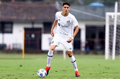 Jair, jogador do Sub-20 do Santos, sofre “Fratura no osso do crânio”