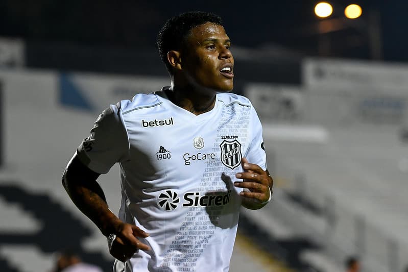 Na luta contra o Z-4, Iago diz que jogo entre Ponte Preta e CRB &eacute; &lsquo;dar tudo em campo&rsquo;