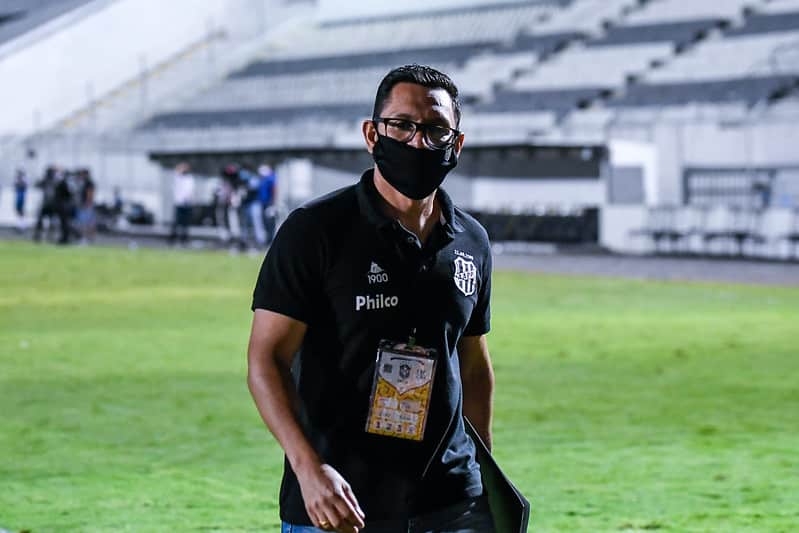 Thiago Toledo, assessor de imprensa da Ponte Preta, celebra permanência do time na Série B