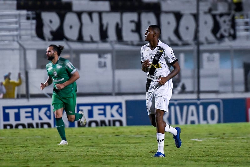 Douglas Mendes, promessa da Ponte Preta, estreia no time profissional