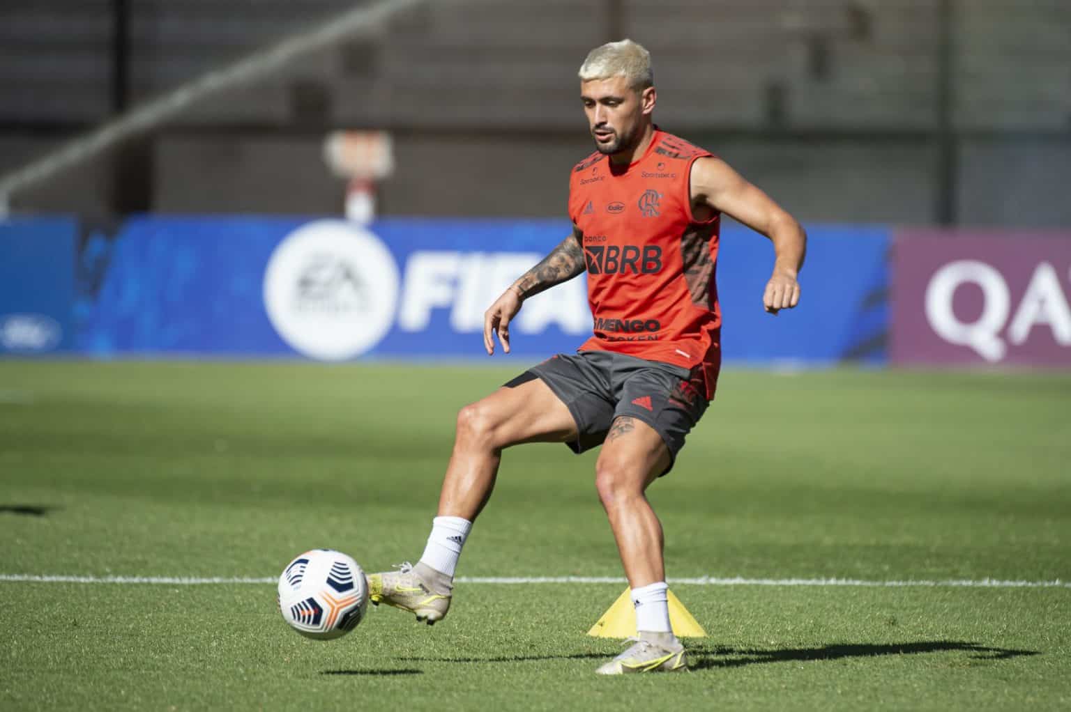 Flamengo treina em Montevid&eacute;u com time titular completo