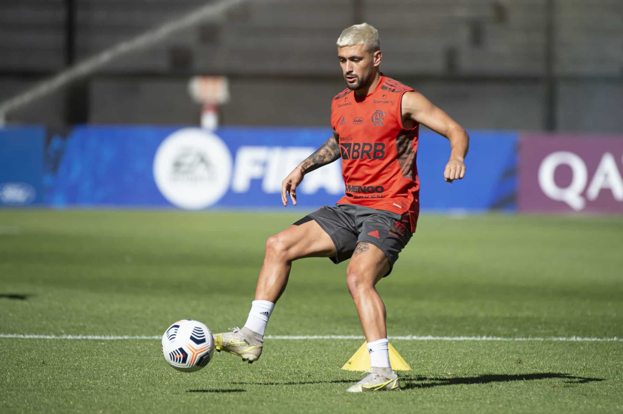 Flamengo treina em Montevidéu com time titular completo