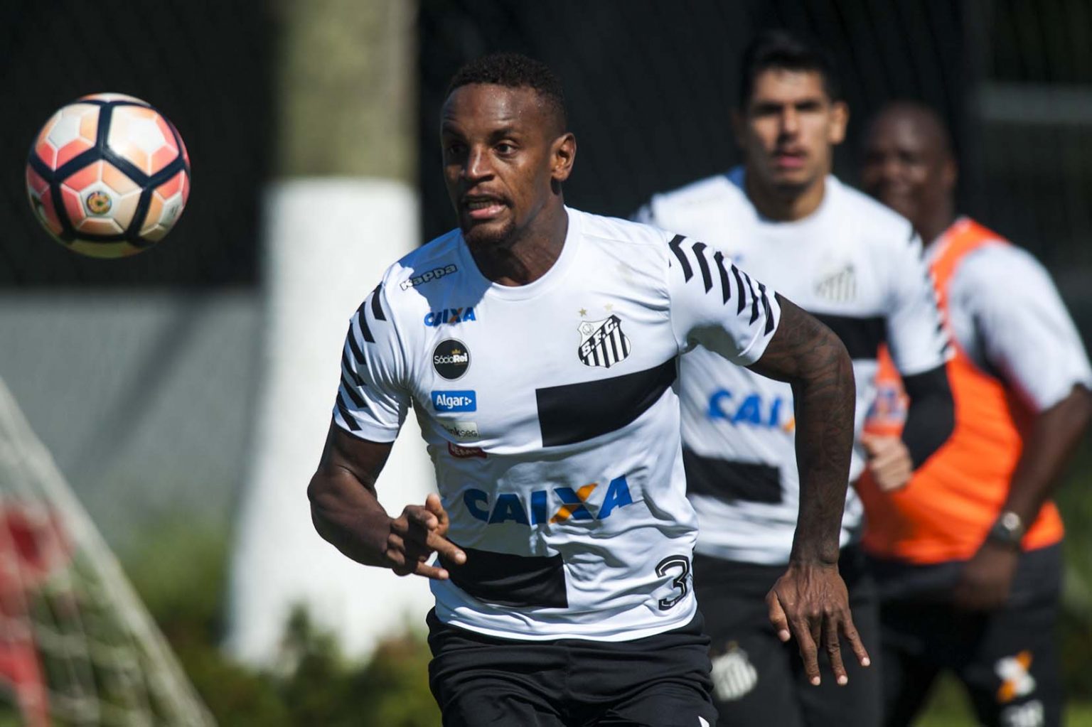 Cleber Reis volta a treinar com elenco principal do Santos