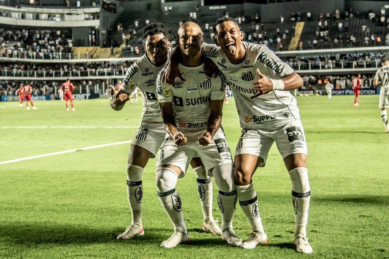 Santos vence Red Bull Bragantino e se distancia do Z4