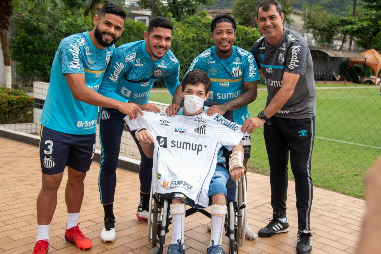 Santos recebe visita de ilustre torcedor no CT Rei Pelé