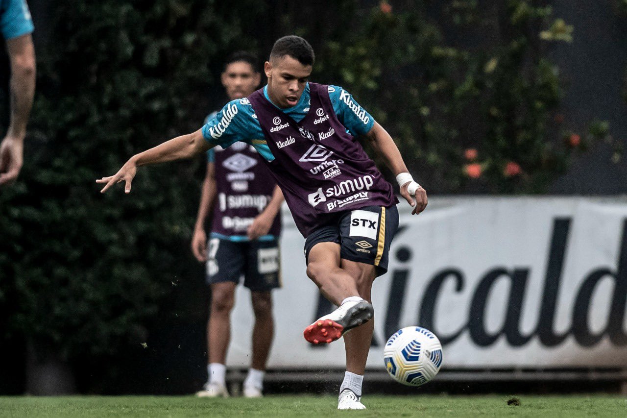 Sandry volta a ser relacionado e pode fazer sua reestreia ap&oacute;s oito meses fora