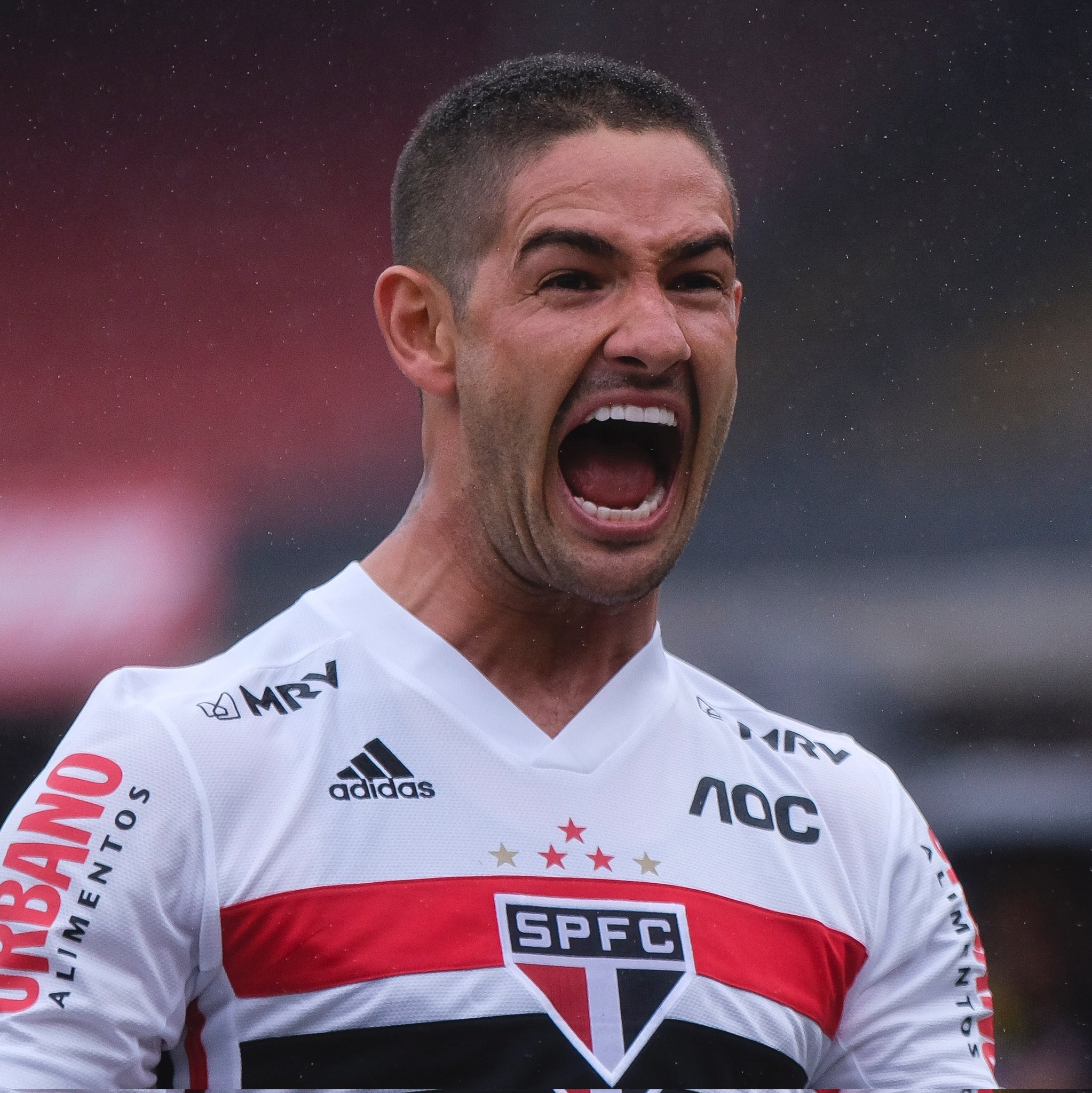 Pai de Alexandre Pato nega conversas com o Santos