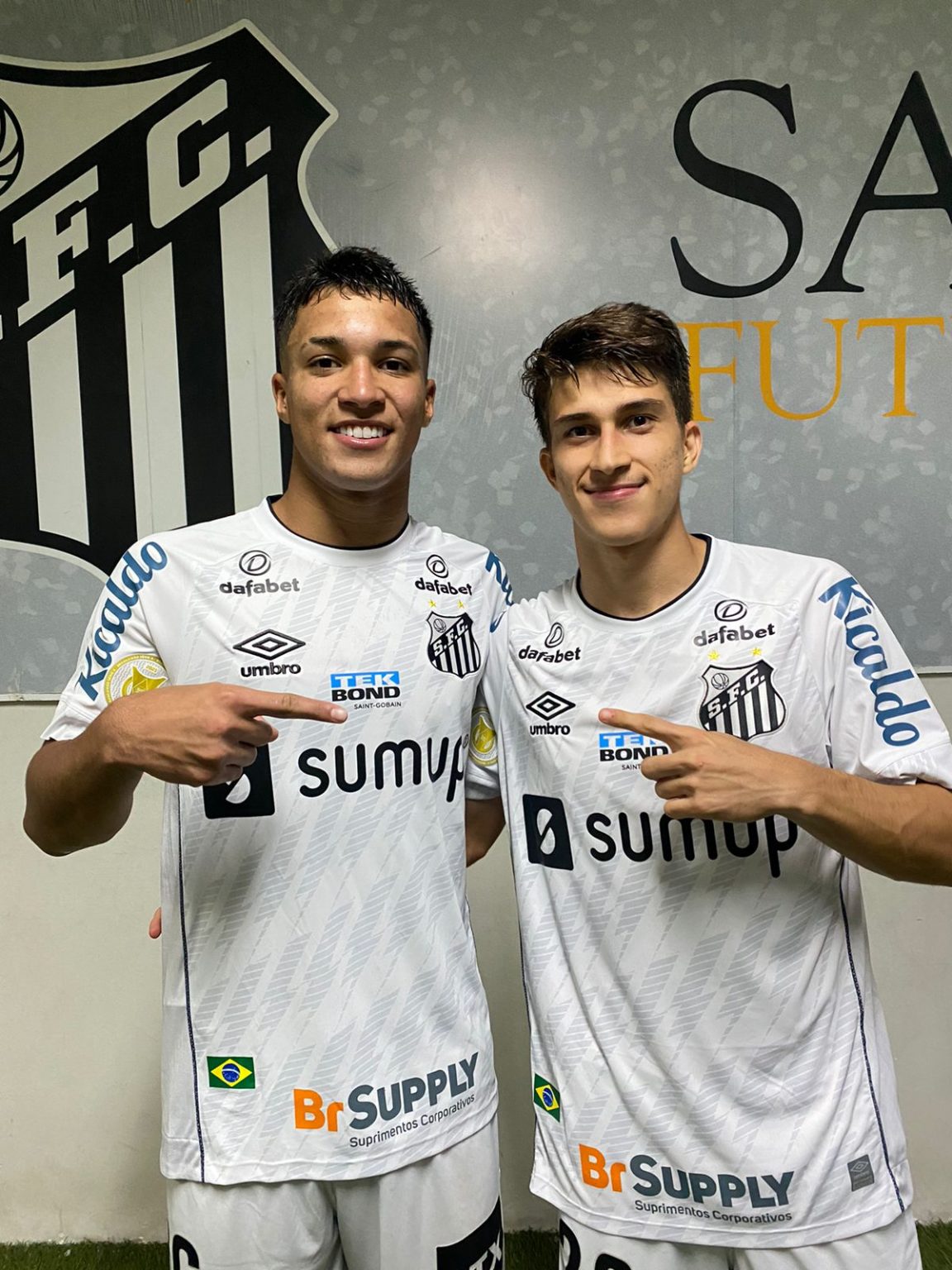 Carille conta sentimento diferente com Meninos da Vila: “Me dá mais segurança lançar em casa”