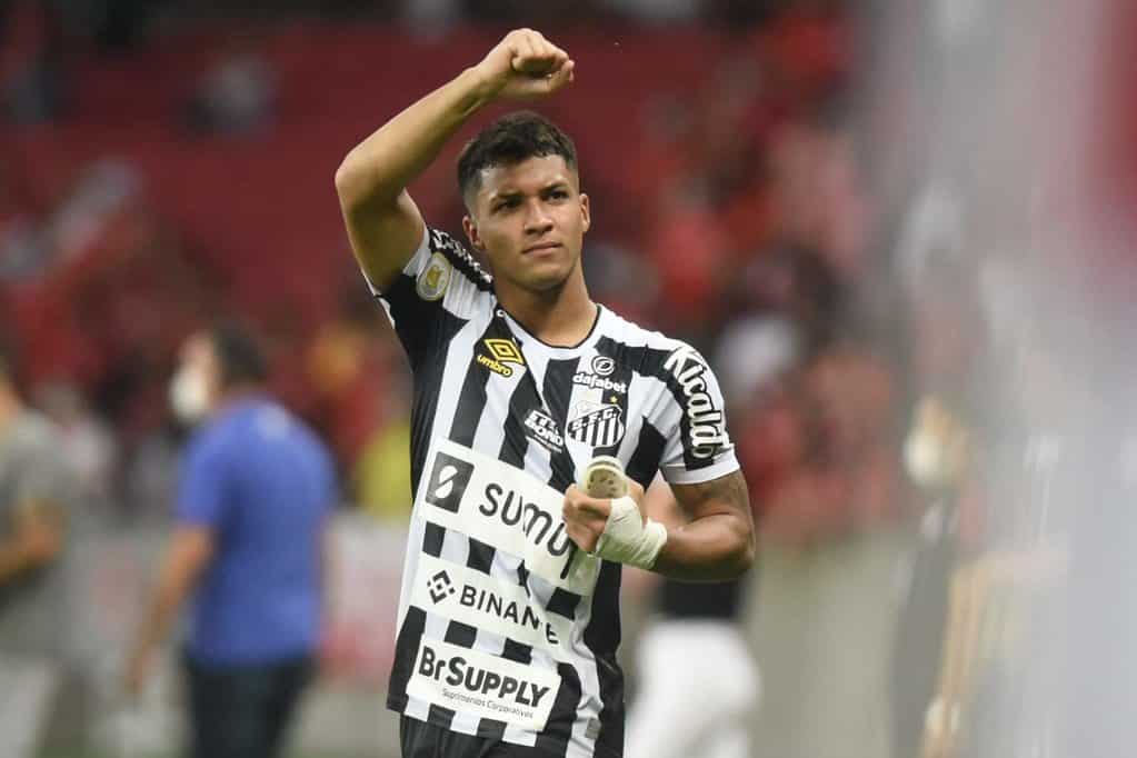 Marcos Leonardo desconversa sobre renova&ccedil;&atilde;o: &ldquo;Deixo com meu empres&aacute;rio&rdquo;