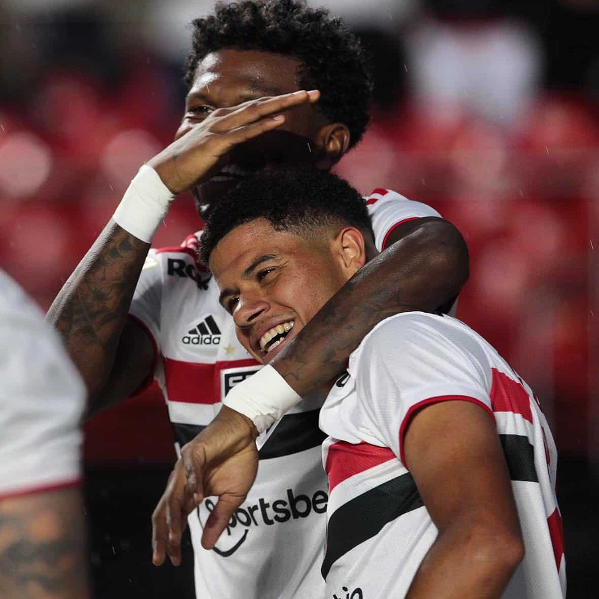 S&atilde;o Paulo vence Internacional e mira Libertadores