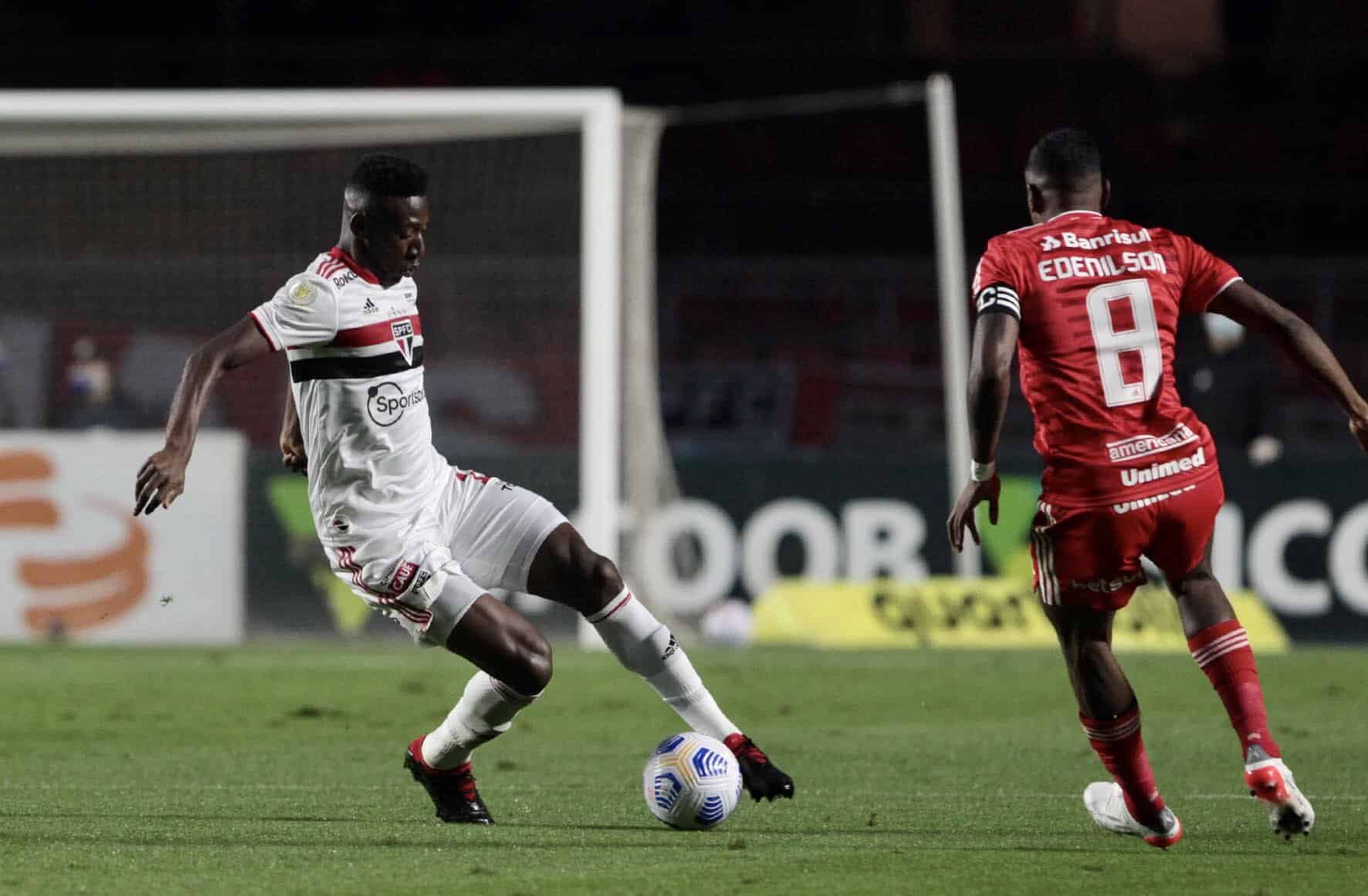 &Agrave; l&aacute; Crespo? S&atilde;o Paulo volta a escalar tr&ecirc;s zagueiros