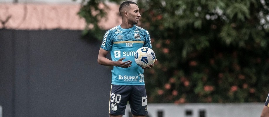 Lucas Braga comenta importância da Vila Belmiro cheia: “Vão empurrar a gente do início ao fim”