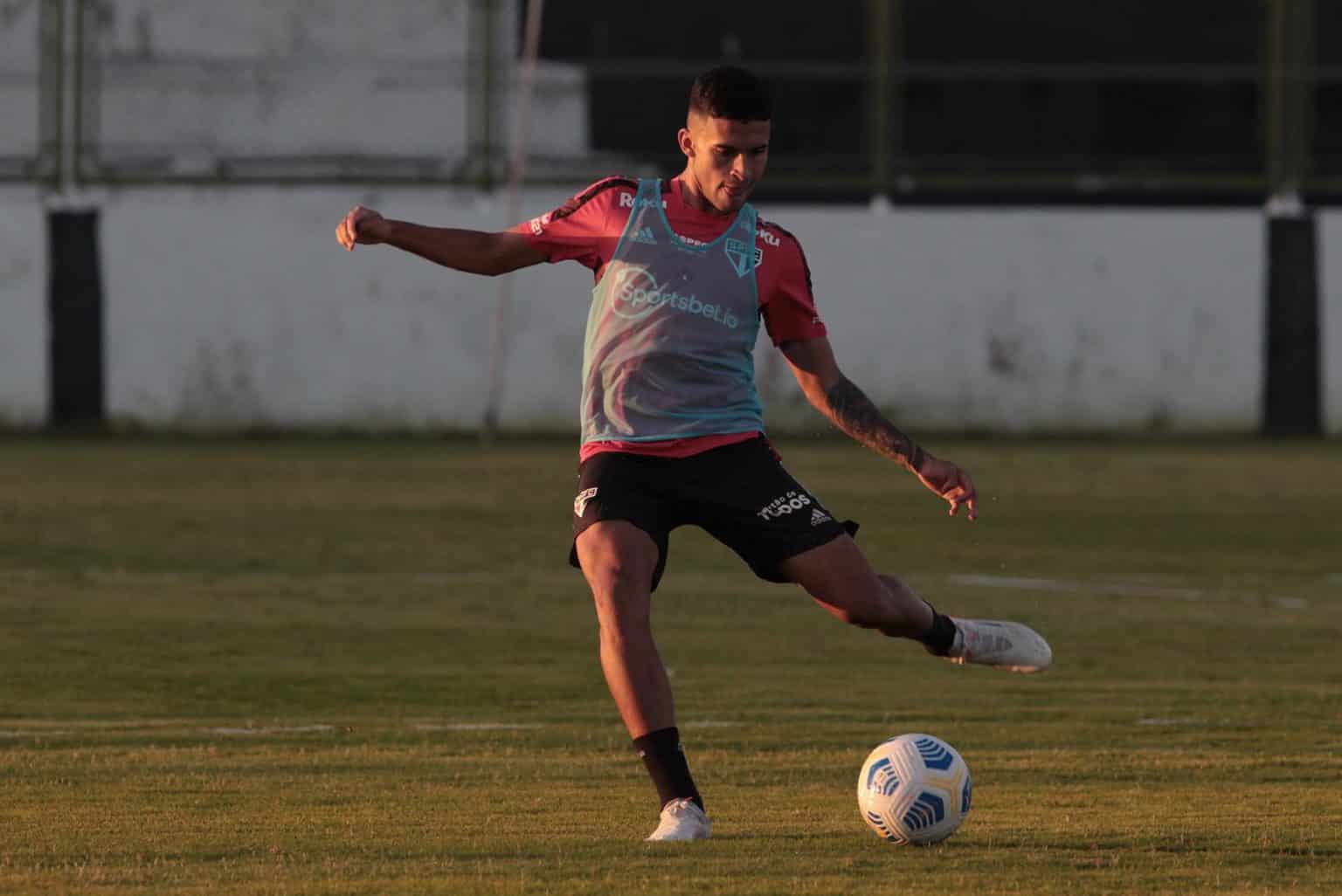 Gigante inglês se interessa por meia do São Paulo