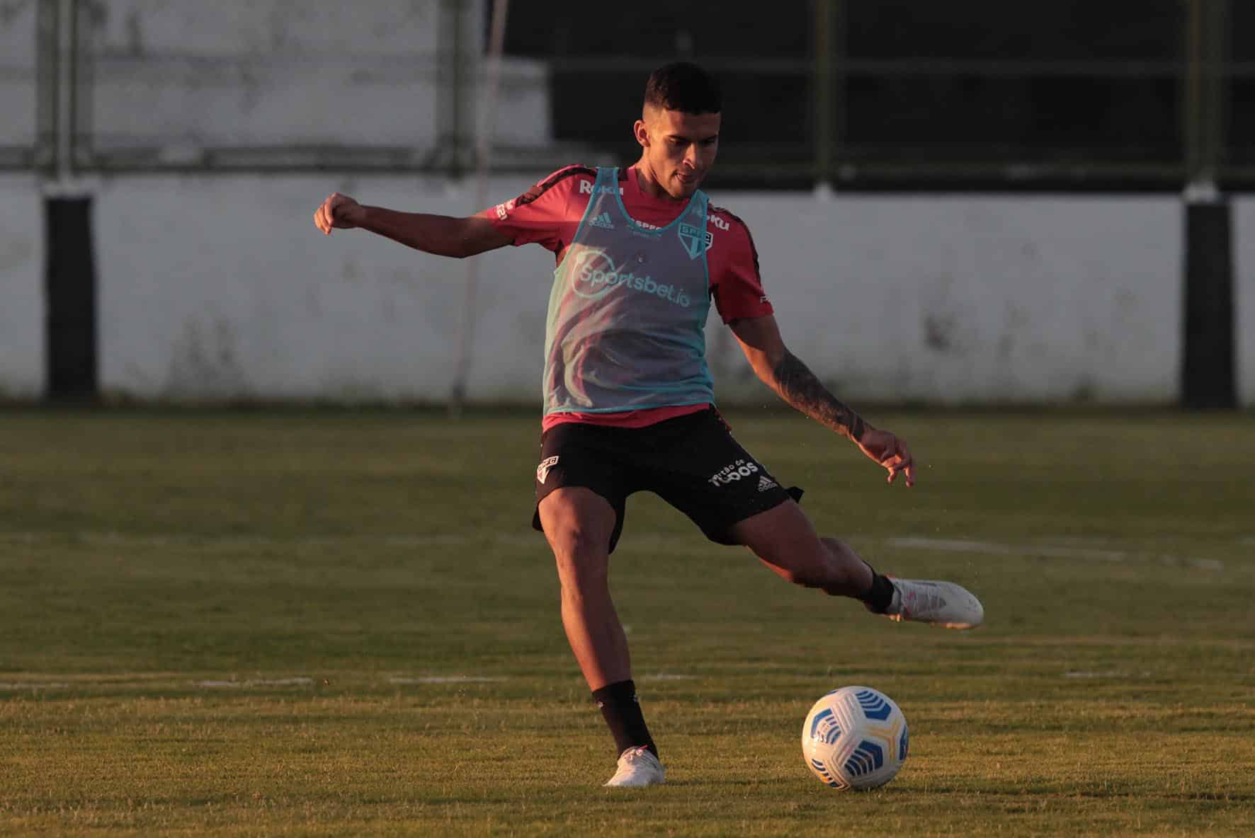 Gigante ingl&ecirc;s se interessa por meia do S&atilde;o Paulo