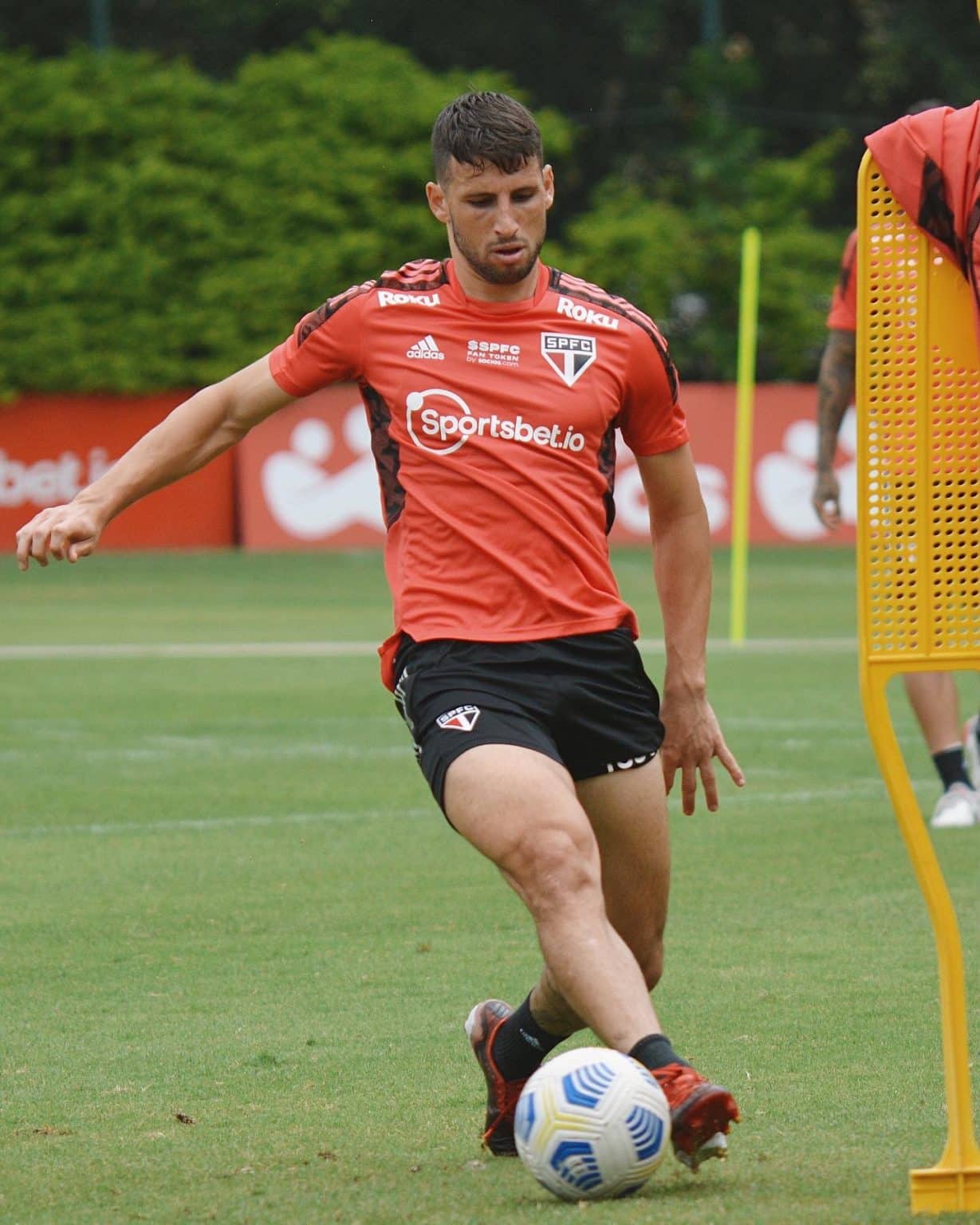 Com ataque em baixa, S&atilde;o Paulo treina finaliza&ccedil;&otilde;es