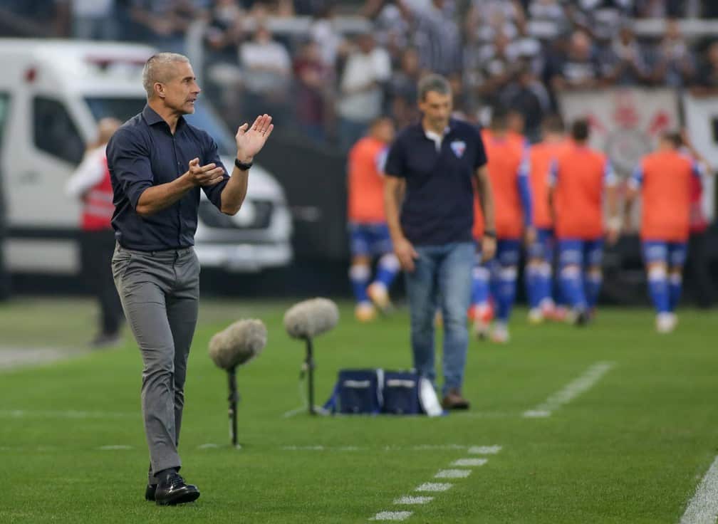 Sylvinho destaca paciência do Corinthians: “é uma virtude que é difícil”