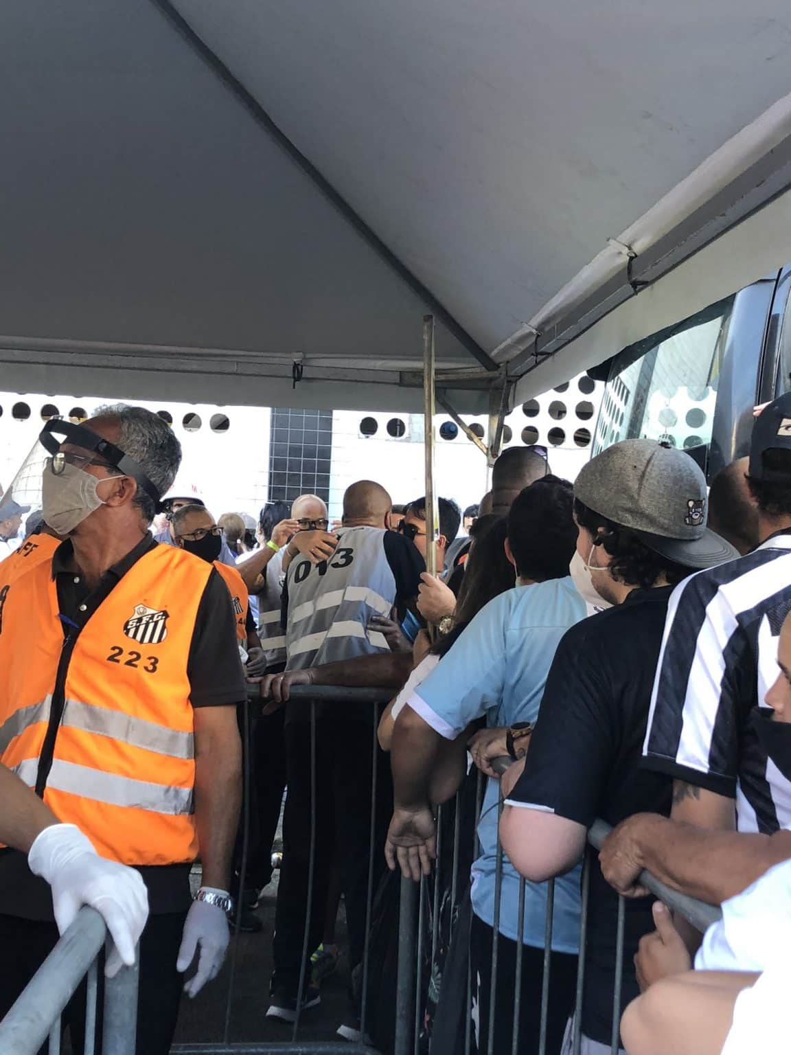 Torcida do Santos enfrenta filas para entrar na Vila Belmiro