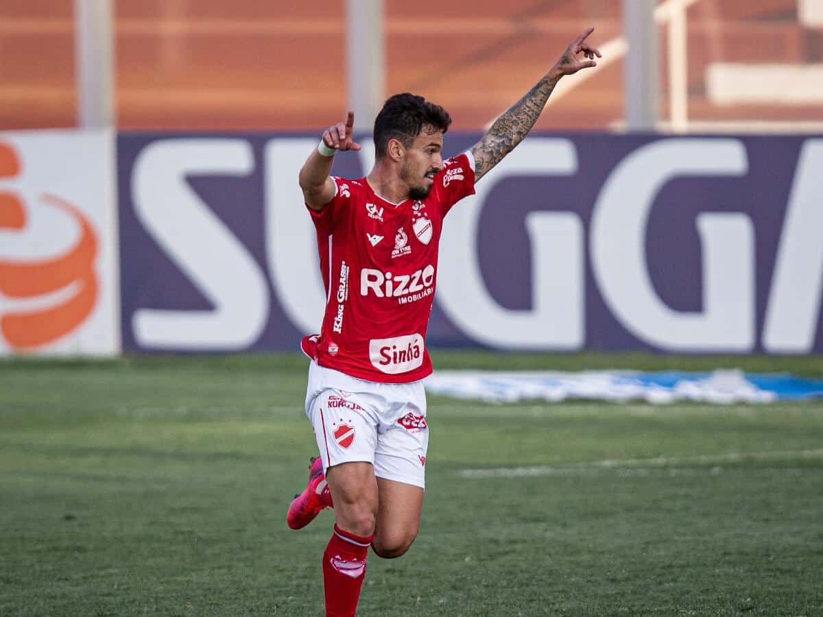 Arthur Rezende chega a 50 jogos com a camisa do Vila Nova