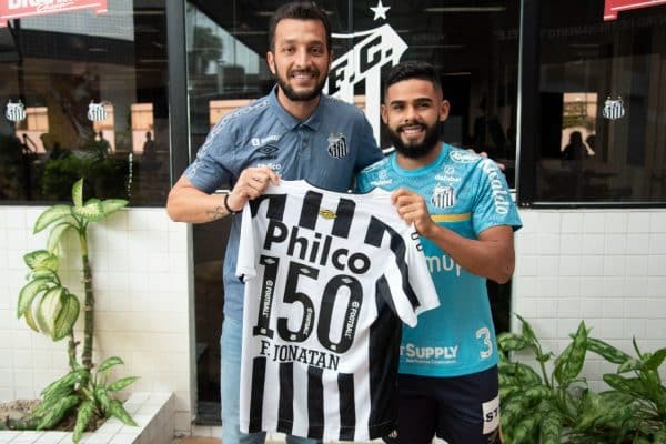 Felipe Jonatan comemora 150 jogos com a camisa do Santos: &ldquo;&Eacute; a maior do Brasil&rdquo;