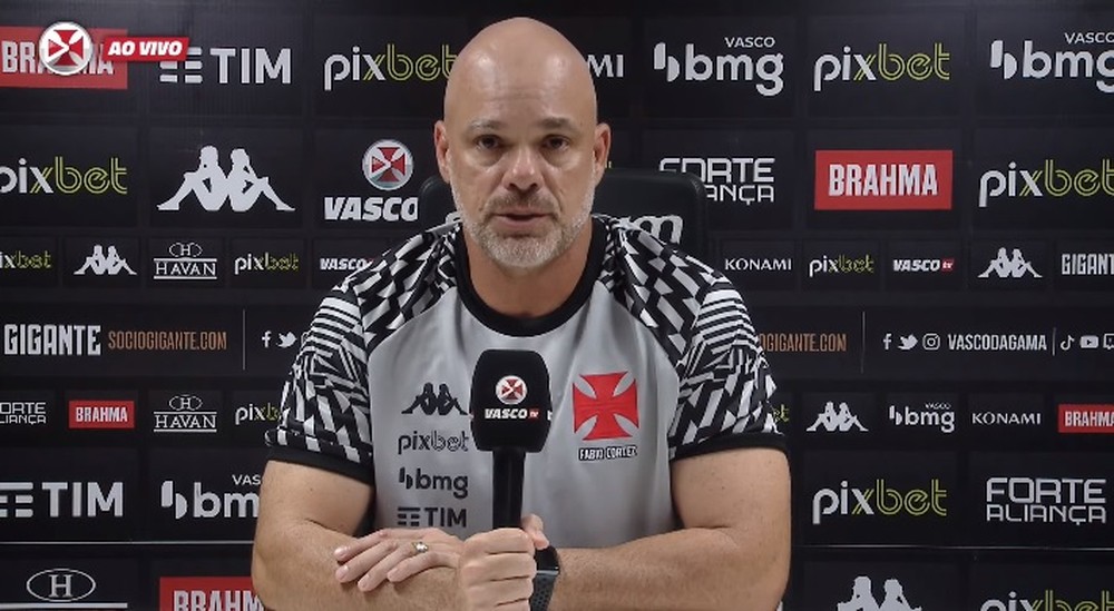 Torcida protesta do começo ao fim e auxiliar desabafa: “É uma tristeza sem tamanho”