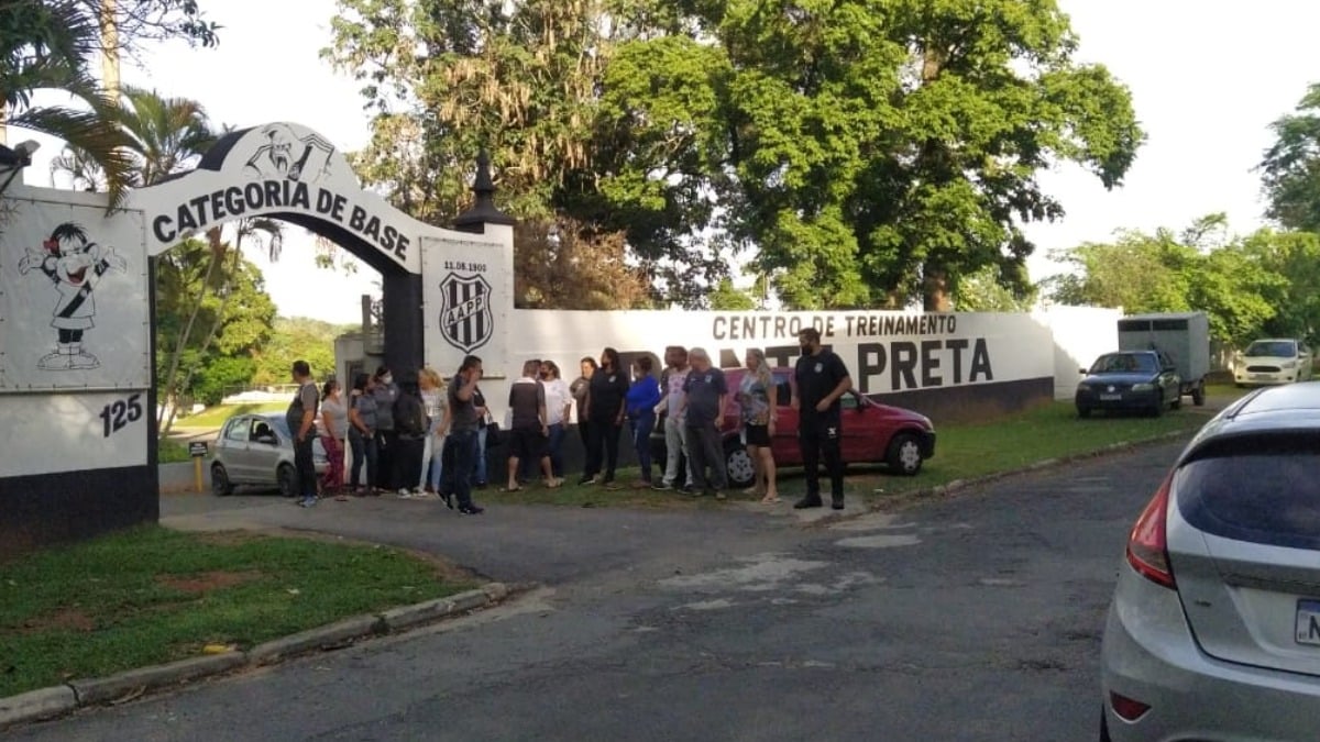 Funcionários da categoria de base da Ponte Preta fazem paralisação em Jaguariúna